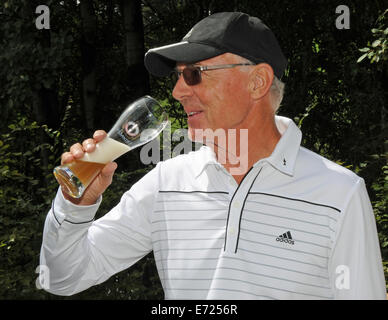 Andando, Austria. 03Sep, 2014. Calcio tedesco leggenda Franz Beckenbauer sorrisi come beve un bicchiere di birra durante 'Kaiser' Trofeo di golf tournament come parte del "Camp Beckenbauer' evento in Reith, Austria, 3 Septmeber 2014. © dpa picture alliance/Alamy Live News Foto Stock