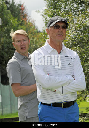 Andando, Austria. 03Sep, 2014. Ex finlandese di formular one driver Mika Haekkinen e tedesco leggenda del calcio Franz Beckenbauer frequentare 'Kaiser' Trofeo di golf tournament come parte del "Camp Beckenbauer' evento in Reith, Austria, 3 Septmeber 2014. © dpa picture alliance/Alamy Live News Foto Stock