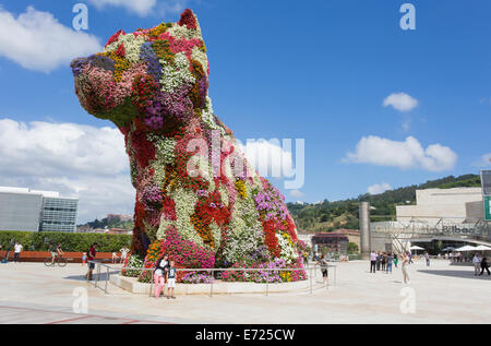 Jeff Koons gigantesca scultura cucciolo fuori del Guggenheim di Bilbao. Foto Stock