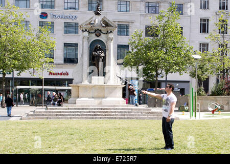 10-7-14 . MANCHESTER , in Inghilterra. Settore pubblico percussori raccogliere in Piccadilly Gardens Manchester Foto Stock