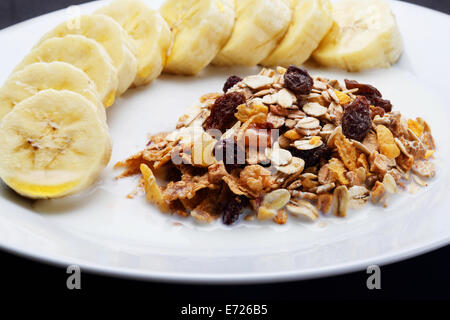Cereali mescolati al latte con banana e rabboccato con il miele per la salute Foto Stock