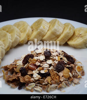 Cereali mescolati al latte con banana e rabboccato con il miele per la salute Foto Stock