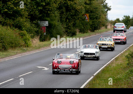 Un convoglio di vetture in Coventry Festival dell'automobilismo storico Esecuzione del veicolo. Foto Stock