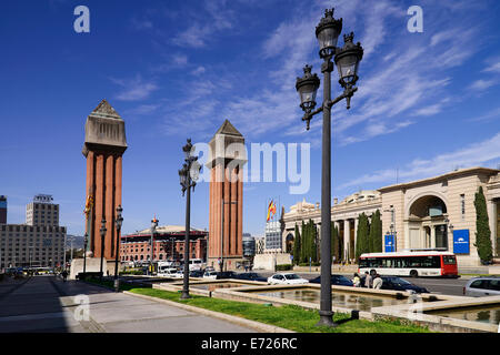 In Spagna, in Catalogna, Barcelona, Plaça dEspanya torri veneziani modellato sul Campanile di Piazza San Marco la Basilica a Venezia. Foto Stock