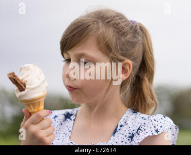 Ragazza gelato estate scaglie piuttosto confuso di cioccolato Foto Stock