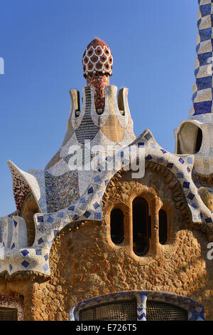 In Spagna, in Catalogna, Barcellona, Parc Güell di Antoni Gaudi dettaglio del tetto dell'amministrazione Lodge nel parco entrata. Foto Stock