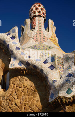 In Spagna, in Catalogna, Barcellona, Parc Güell di Antoni Gaudi dettaglio del tetto dell'amministrazione Lodge nel parco entrata. Foto Stock