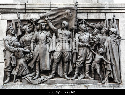 Il bassorilievo scene sulla parete della stele dedicata alla memoria della Grande Guerra Patriottica. La Piazza della Vittoria - Simbolo Belarusia Foto Stock