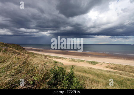 Una tempesta di cloud oltre il mare del Nord a Hartlepool spiaggia del nord-est dell'Inghilterra, Regno Unito Foto Stock