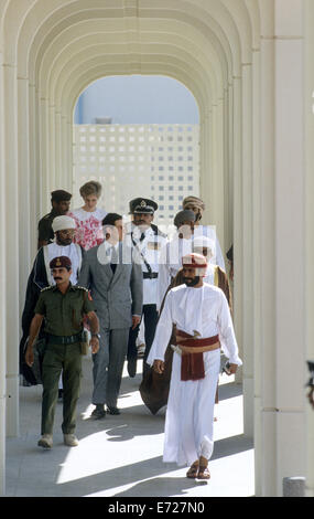 TRH il principe Carlo e la Principessa Diana visita Oman University, Muscat durante il loro tour reale di Oman 1986 Foto Stock