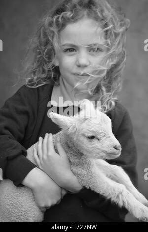 Giovane ragazza con una molla di agnello Foto Stock