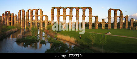 Il Acueducto de los Milagros (inglese: acquedotto miracolosa) è una rovina acquedotto romano ponte, parte dell'acquedotto costruito a su Foto Stock