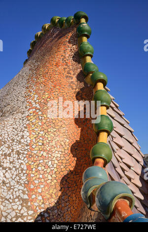 In Spagna, in Catalogna, Barcellona, Antoni Gaudis Casa Batllo la costruzione di dettaglio dei draghi funzione indietro sulla terrazza sul tetto. Foto Stock