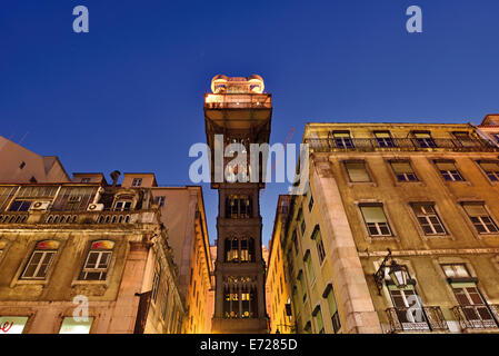 Portogallo: vista notturna dell'Elevador de Santa Justa nel centro cittadino di Lisbona Foto Stock