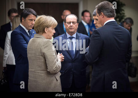 Newport, Galles del Sud. 4 Sep, 2014. Dispensa - Il Cancelliere federale Angela Merkel della Germania, Primo Ministro italiano Matteo Renzi (L), il Presidente francese Francois Hollande (C), e del Primo Ministro britannico David Cameron (R) parlare prima di un incontro con il presidente ucraino Petro Poroshenko prima del vertice della NATO di Newport South Wales, 4 settembre 2014. Credito: dpa picture alliance/Alamy Live News Foto Stock