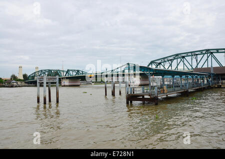 Memorial Phra Phuttha Yodfa crossover a Ponte sul Fiume Chao Phraya a Bangkok in Tailandia Foto Stock