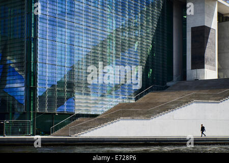 Germania Berlino, pedonale a piedi lungo il fiume Spree davanti a Marie Elizabeth Luders Haus. Foto Stock