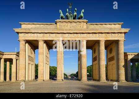 Germania, Berlino, Porta di Brandeburgo dal lato est. Foto Stock