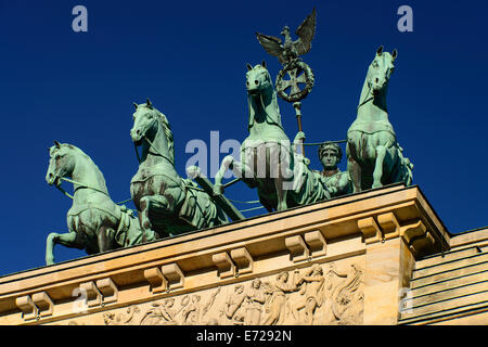 Germania, Berlino, la Porta di Brandeburgo la Quadriga sulla sommità del cancello con un carro trainato da quattro cavalli azionato da Victoria dea romana della vittoria o eventualmente Eirene dea della pace. Foto Stock