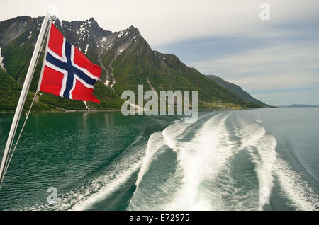 Vista posteriore dalla barca sul fiordo norvegese. Foto Stock