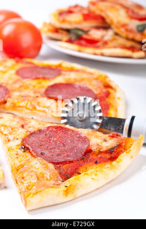 Salsiccia per Pizza Pizza affettato e Pizza Margherita fette sul retro Foto Stock