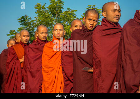 I monaci buddisti raccogliendo elemosine al tempio, Bagan, Mandalay Regione, Myanmar Foto Stock