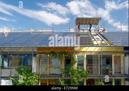 Pannelli solari installati sul tetto, villaggio solare nel quartiere Vauban, Freiburg im Breisgau, Baden-Württemberg, Germania Foto Stock