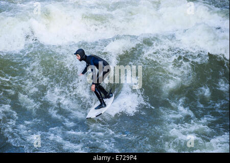 Surfista, onda Eisbach sull'Isar, Englischer Garten Monaco di Baviera, Baviera, Baviera, Germania Foto Stock