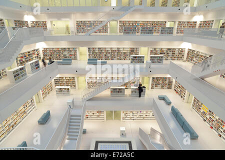 Gallery hall con scale, Stoccarda città biblioteca dell'architetto Eun giovane Yi, Stoccarda, Baden-Württemberg, Germania Foto Stock