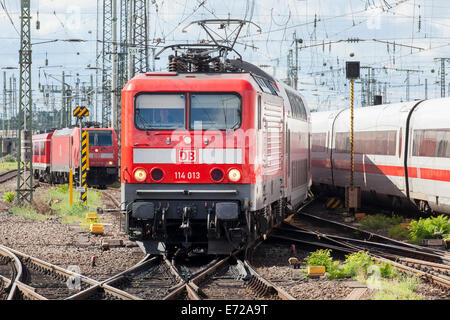 Locomotiva elettrica delle 114 serie di Deutsche Bahn AG utilizzati nel traffico locale alla stazione principale di Francoforte Foto Stock