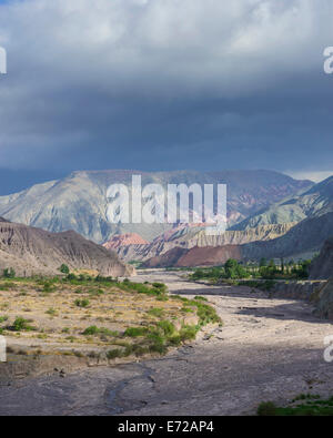 Alveo del purmamarca e Cerro de los siete colores o collina di sette colori in purmamarca, provincia di Jujuy, Argentina Foto Stock