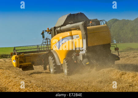 Macchina mietitrebbiatrice ABERDEENSHIRE in Scozia con la polvere da scarico soffia nel vento Foto Stock