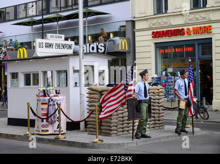 Germania, Berlino, il Checkpoint Charlie US Army checkpoint e guardiola la ricostruzione all'ex punto di incrocio tra Berlino Ovest e Berlino Est. Foto Stock