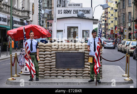 Germania, Berlino, il Checkpoint Charlie US Army checkpoint e guardiola la ricostruzione all'ex punto di incrocio tra Berlino Ovest e Berlino Est. Foto Stock