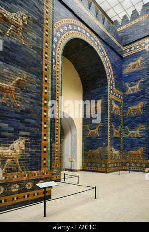 Germania, Berlino, Pergamon Museum il Ishtar Gate da Babilonia risalente al 575 A.C. Foto Stock