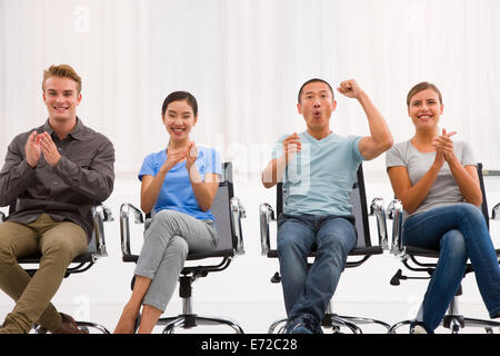 I dirigenti ad applaudire e acclamare office Foto Stock