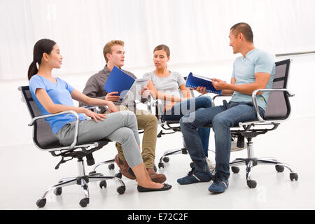 Gruppo di certi business partner per discutere di riunione della carta Foto Stock