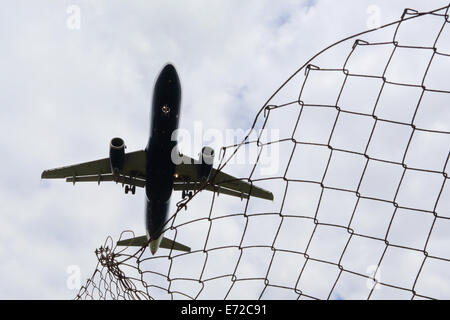 Bassa passeggero volare aerei di atterraggio all' aeroporto di Heathrow di Londra, Regno Unito foto : Pixstory / Alamy Foto Stock