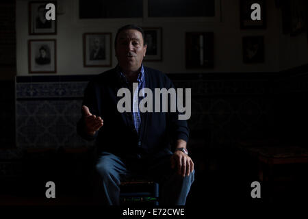 Flamenco cantante Antonio Gomez Rubio sa come 'Ruiseñor de Paterna' canta a la peña flamenca culturale La Petenera in Paterna Foto Stock