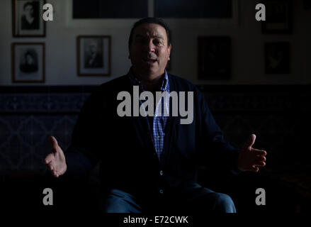 Flamenco cantante Antonio Gomez Rubio sa come 'Ruiseñor de Paterna' canta a la peña flamenca culturale La Petenera in Paterna Foto Stock