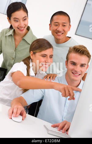 Imprenditori di successo in office Cerca computer Foto Stock