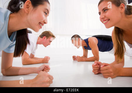 Giovani multi etnico persone esercizio in palestra Foto Stock