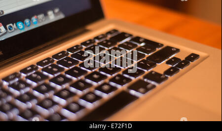 Il distintivo tastiera illuminata di un Macbook Apple computer portatile Foto Stock