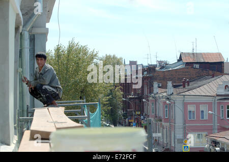 Privati log in legno casa sul tetto di un edificio di tre piani nel centro storico della città. Irkutsk, Siberia, Federatio russo Foto Stock