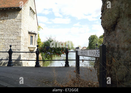 Saint Helens Wharf street accedi Abindon alonside il fiume Tamigi Foto Stock