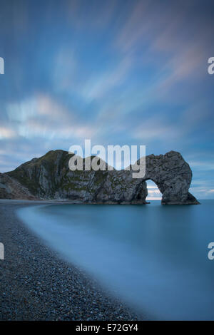 Cielo colorato all'alba su Durdle porta lungo la Jurassic Coast, Dorset, Inghilterra Foto Stock