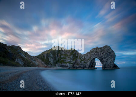 Cielo colorato all'alba su Durdle porta lungo la Jurassic Coast, Dorset, Inghilterra Foto Stock