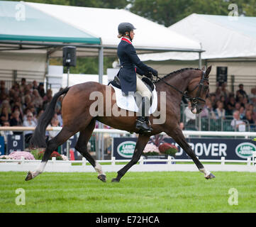 Stamford, Regno Unito. Il 4 settembre, 2014. La Land Rover Burghley Horse Trials. Izzy Taylor [GBR] equitazione Briarlands Kbis Matilda in azione durante la fase di Dressage il giorno 1. La Land Rover Burghley Horse svolgerà 4 - 7 settembre. Credito: Stephen Bartolomeo/Alamy Live News Foto Stock