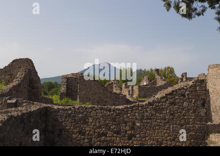 Guardando verso il Monte Vesuvio sopra le rovine di Pompei (Pompei). Foto Stock