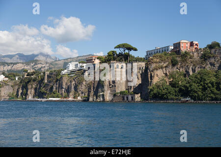 Guardando la graziosa cittadina sul mare di Sorrento, Italia dal mare. Foto Stock